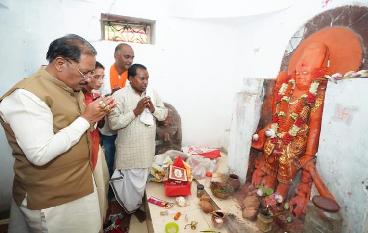 मुख्यमंत्री साय ने ऐतिहासिक चतुर्भुज विष्णु मंदिर में की पूजा-अर्चना, प्रदेश की सुख-समृद्धि की कामना