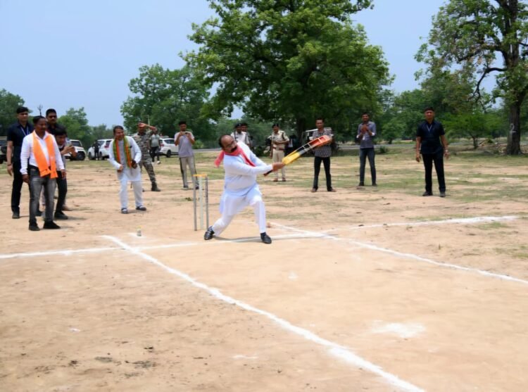 जंगल के बीच क्रिकेट का मैदान और उप मुख्यमंत्री अरुण साव के हाथ में बैट,बदलते बस्तर की खुशनुमा तस्वीर