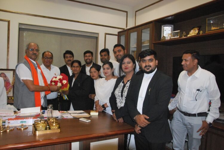 रायपुर अधिवक्ता संघ के नवनिर्वाचित पदाधिकारियों ने सांसद बृजमोहन अग्रवाल से की सौजन्य मुलाकात