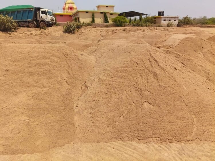 NGT प्रतिबंध से पहले आरंग में रेत माफिया सक्रिय, तालाब पाटकर बनाया अवैध डंपिंग यार्ड
