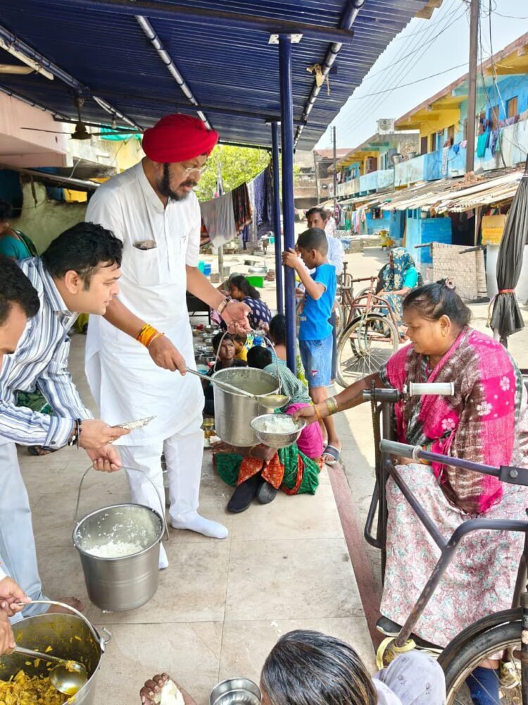 कुष्ठ जनो असहाय लोगों के बीच जुनेजा ने सादगी से मनाया जन्मदिन समर्थको ने काटा केक,सिक्ख संगठन महिला विग हुये शामिल रक्तदान का लगाया शिविर