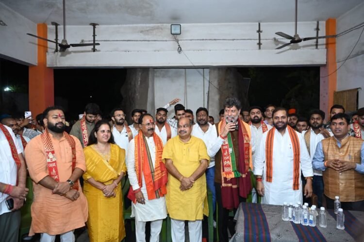 भाजयुमो द्वारा आयोजित आरती और प्रसाद वितरण में शामिल हुए प्रदेश भाजपा अध्यक्ष किरण देव