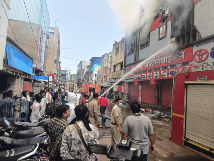 रायपुर के MG रोड स्थित ऑटोमोबाइल शॉप में भीषण आग, कई दमकल वाहन मौके पर