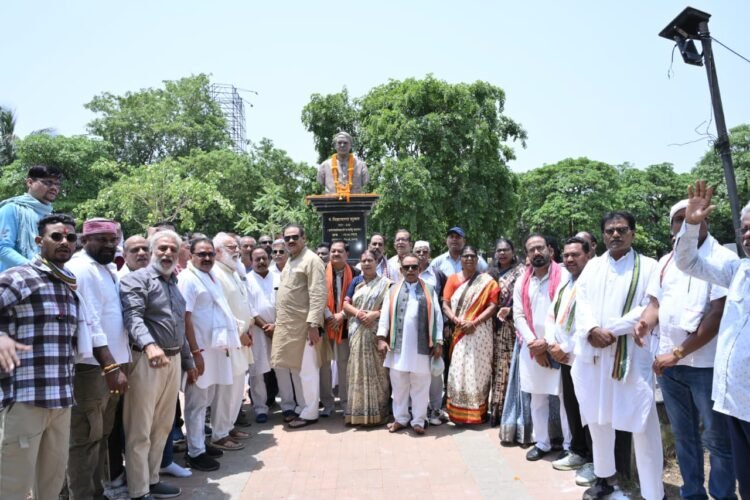 शहीद पंडित विद्याचरण शुक्ल की 13वीं पुण्यतिथि पर रायपुर में श्रद्धांजलि, जनप्रतिनिधियों ने किया नमन