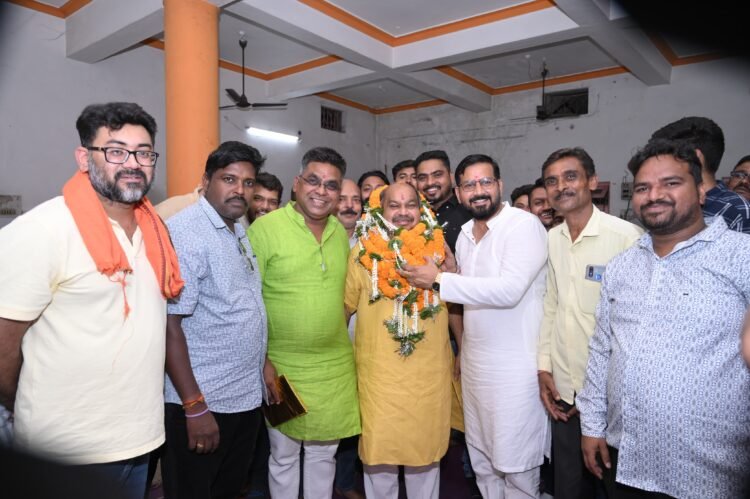 भाजपा शंकर नगर मंडल रायपुर की मासिक बैठक संपन्न, मंडल प्रभारी अकबर अली और सतीश छुगानी का अभिनंदन