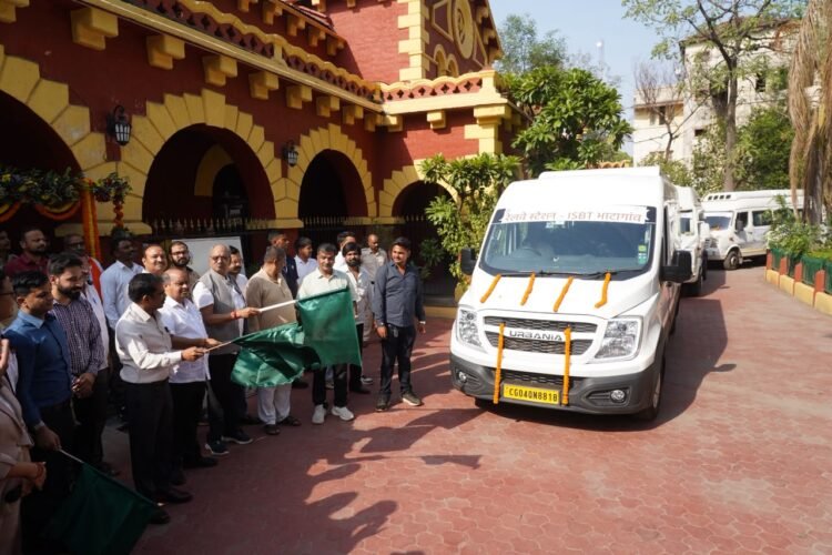 रायपुर की यातायात व्यवस्था में नया अध्याय: माइक्रो बस पायलट प्रोजेक्ट का शुभारंभ, सांसद बृजमोहन ने दिखाई हरी झंडी