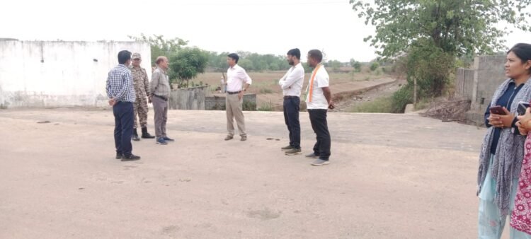 मुख्य कार्यपालन अधिकारी जनपद पंचायत धरसींवा ने किया ग्राम पंचायत धरमपुरा का निरीक्षण
