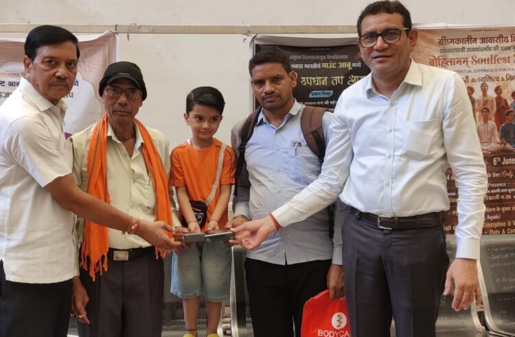 बच्चों को सिखाएं मानव सेवा माधव सेवा – 5 वर्षीय गर्वित ने किया श्रवण यन्त्र वितरण