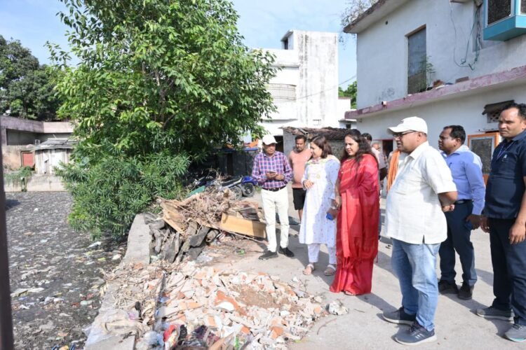 बारिश से पहले एक्शन मोड में महापौर मीनल चौबे, भावेनगर नाले की सफाई का किया निरीक्षण