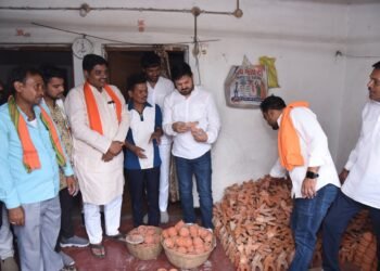सेवा, सुशासन और गरीब कल्याण के 12 वर्ष: धरसींवा विधायक अनुज शर्मा ने ‘घर-घर चलो अभियान’ के तहत ग्रामीणों से किया सीधा संवाद
