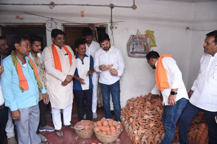 सेवा, सुशासन और गरीब कल्याण के 12 वर्ष: धरसींवा विधायक अनुज शर्मा ने ‘घर-घर चलो अभियान’ के तहत ग्रामीणों से किया सीधा संवाद