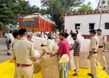 बलरामपुर में 10 करोड़ के गांजे की बड़ी खेप जब्त, 1941 किलो मादक पदार्थ के साथ दो तस्कर गिरफ्तार