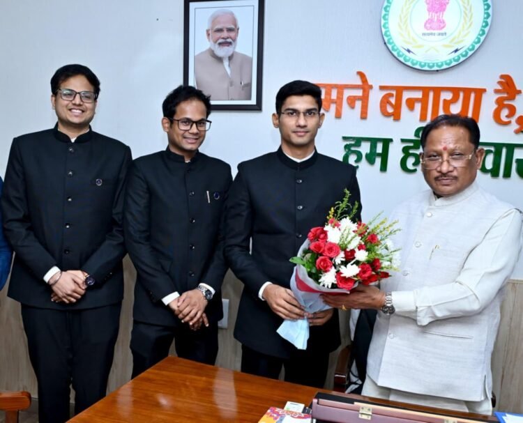 मुख्यमंत्री विष्णु देव साय से प्रशिक्षु आईएएस अधिकारियों ने की मुलाकात,कहा-जनसेवा ही प्रशासनिक सेवा का सर्वोच्च उद्देश्य