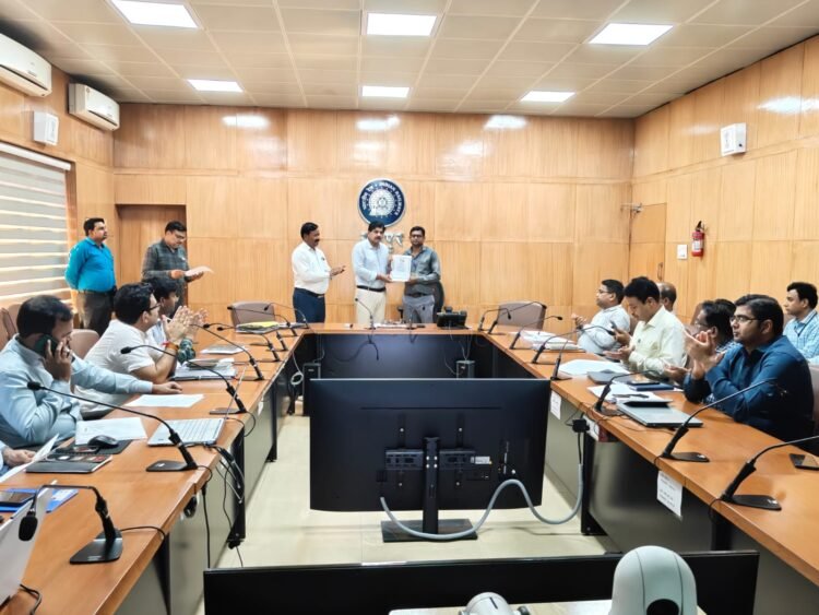 “रायपुर रेल मंडल में संरक्षा के प्रति सजग रेलकर्मियों को मंडल रेल प्रबंधक दयानंद ने सम्मानित किया”