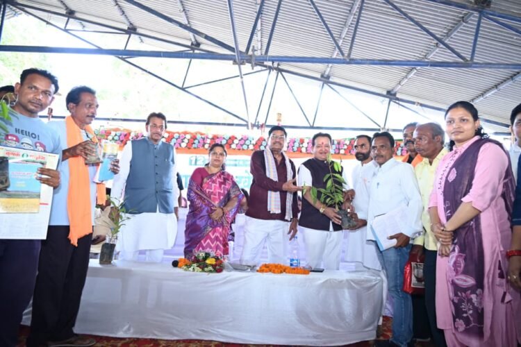 बागबाहरा में प्राकृतिक खेती कार्यशाला: प्रभारी मंत्री दयाल दास, सांसद रूपकुमारी और विधायक डॉ. संपत अग्रवाल ने दिया धरती मां को बचाने का संदेश
