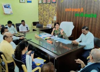 महापौर निधि के कार्यों की हुई समीक्षा, अधिकारियों से मांगी प्रगति रिपोर्ट,फील्ड में रहकर कार्यों की निगरानी करें अधिकारी, निर्माण सामग्री की जांच के दिए निर्देश