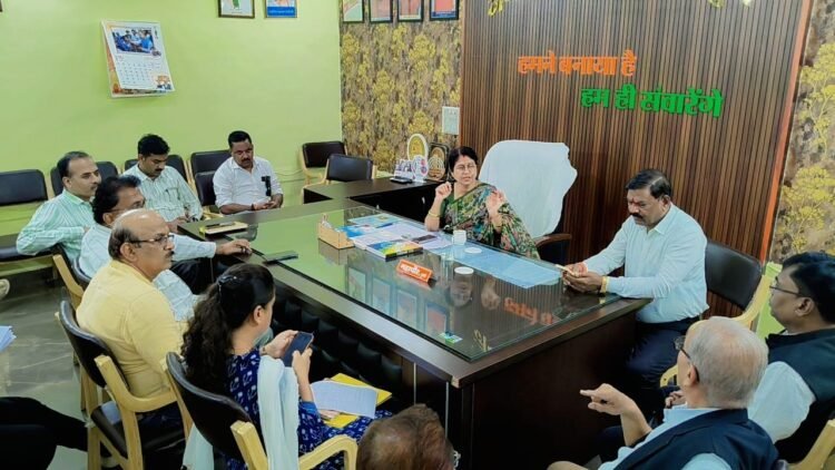 महापौर निधि के कार्यों की हुई समीक्षा, अधिकारियों से मांगी प्रगति रिपोर्ट,फील्ड में रहकर कार्यों की निगरानी करें अधिकारी, निर्माण सामग्री की जांच के दिए निर्देश