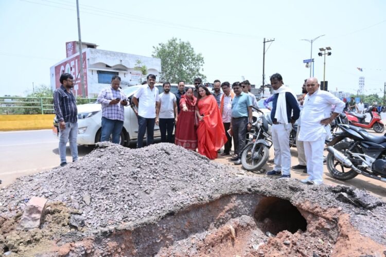 बारिश से पहले एक्शन मोड में महापौर मीनल चौबे, नाला सफाई कार्य का किया निरीक्षण