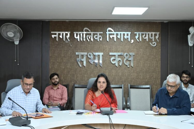 विकास कार्यों में लापरवाही पर भड़कीं महापौर मीनल चौबे, अधिकारियों को लगाई फटकार