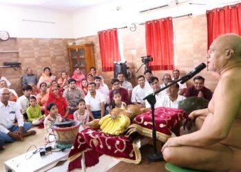 श्योपुर समाज ने किया आचार्य श्री प्रज्ञा सागर जी महाराज को किया श्रीफल भेंट