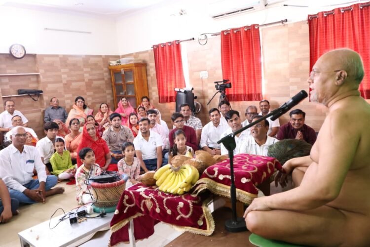 श्योपुर समाज ने किया आचार्य श्री प्रज्ञा सागर जी महाराज को किया श्रीफल भेंट