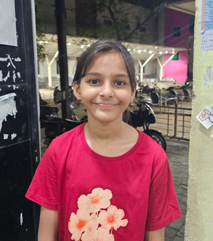 सिर्फ 2 महीने में गिटार में निखरी मान्या चौबे की प्रतिभा, कला केंद्र में दिखाया कमाल