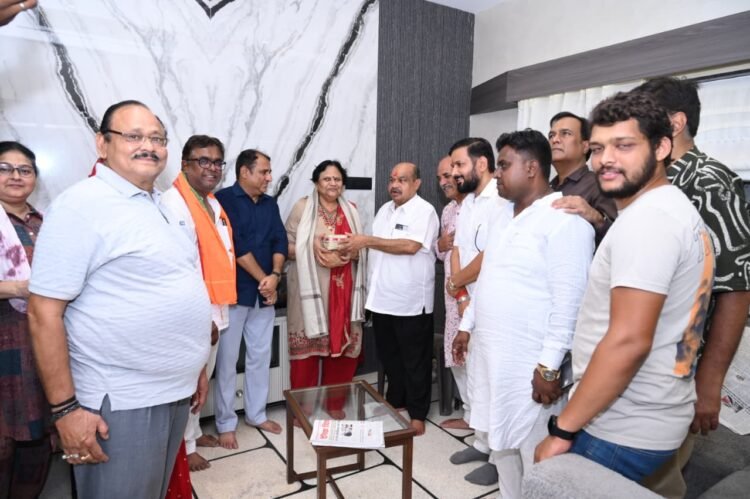 मोदी सरकार के 12 वर्ष पूर्ण होने पर विधायक पुरंदर मिश्रा पहुंचे प्रबुद्धजनों के द्वार, शाल – श्रीफल एवं महाप्रसाद भेंट कर किया सम्मान