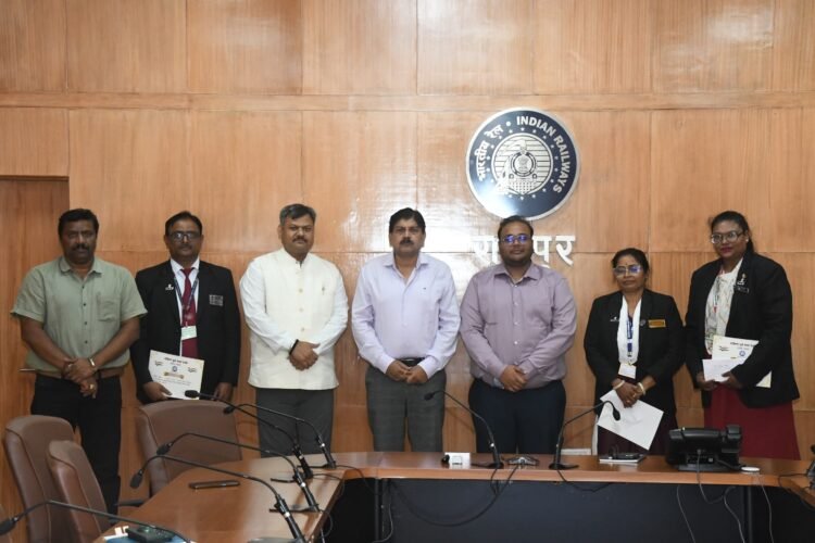 मंडल रेल प्रबंधक दयानंद ने वाणिज्य विभाग के टिकट चेकिंग स्टाफ को उत्कृष्ट कार्य प्रदर्शन के लिए सम्मानित किया