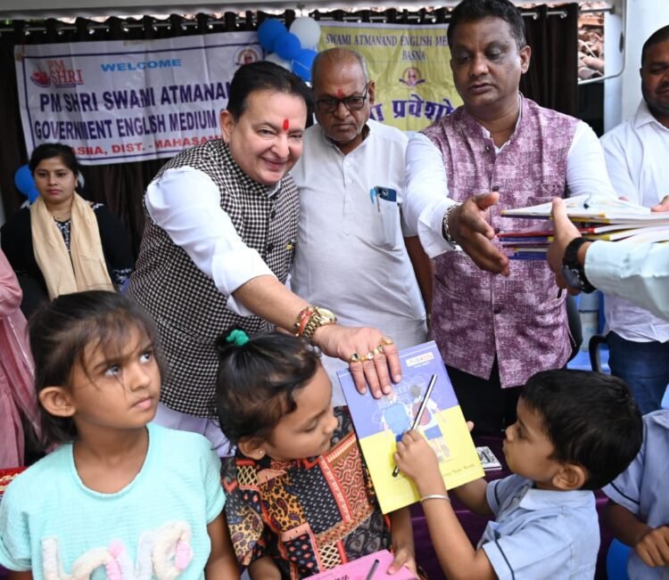 बसना के स्वामी आत्मानंद और कन्या शाला में शाला प्रवेशोत्सव धूमधाम से संपन्न, मुख्य अतिथि के रूप में शामिल हुए विधायक डॉ. संपत अग्रवाल