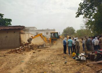अवैध कब्जों पर बड़ी कार्रवाई, 23 मकानों पर चला बुलडोजर