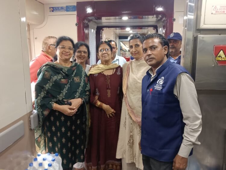 रायपुर से विशाखापटनम की यात्रा में पर्यावरण संरक्षण का संदेश, वंदे भारत एक्सप्रेस के स्टाफ को वितरित की कपड़े की थैलियां और हनुमान चालीसा