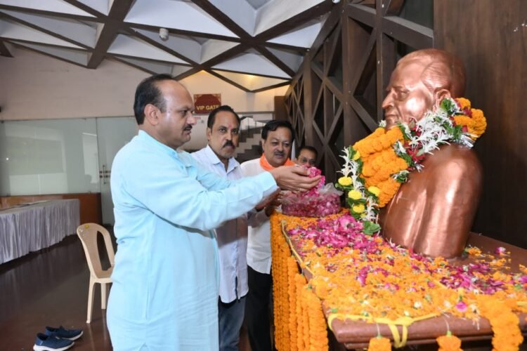 स्वतंत्रता संग्राम सेनानी कमलनारायण शर्मा की पुण्यतिथि पर श्रद्धांजलि, शहीद स्मारक में हुआ पुष्पांजलि कार्यक्रम