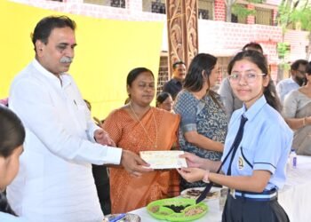 विधायक राजेश मूणत ने निभाया वादा: 90% से अधिक अंक लाने वाले विद्यार्थियों को दिए ₹5-5 हजार के चेक