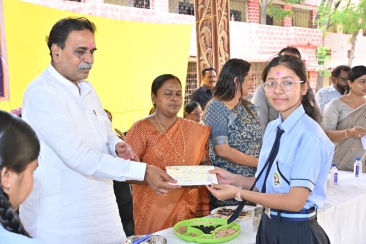 विधायक राजेश मूणत ने निभाया वादा: 90% से अधिक अंक लाने वाले विद्यार्थियों को दिए ₹5-5 हजार के चेक
