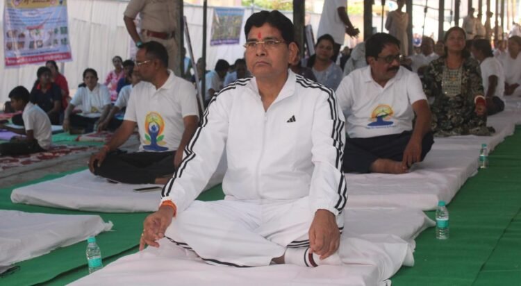 ​छत्तीसगढ़ महतारी और भगवान धनवंतरि की वंदना से सारंगढ़ में योग दिवस का शंखनाद