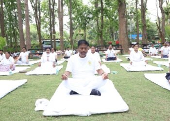 कोटमहर गार्डन में उत्साहपूर्वक मनाया गया 12वां अंतरराष्ट्रीय योग दिवस