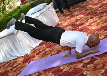 अंतर्राष्ट्रीय योग दिवस पर पावर कंपनी में हुआ योगाभ्यास, कार्यपालक निदेशक ने शीर्षासन और नन्हीं विराध्या ने सेतुबंधासन से किया मंत्रमुग्ध