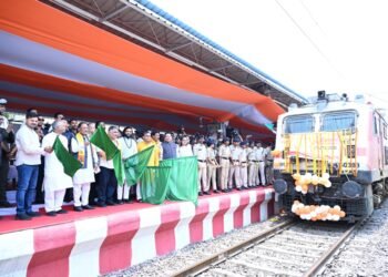 मुख्यमंत्री ने विशेष ट्रेन को हरी झंडी दिखाकर सोमनाथ स्वाभिमान सांस्कृतिक यात्रा का किया शुभारंभ