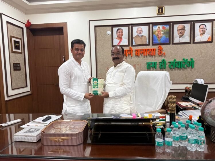 महिला समूहों के जैविक विष्णुभोग चावल ने बनाई पहचान, उप मुख्यमंत्री अरुण साव को किया गया भेंट