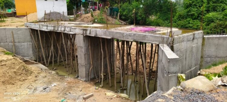 सरकार से उम्मीद टूटी तो खुद बना दिया पुल, मैनपुर के ग्रामीण की अनोखी पहल