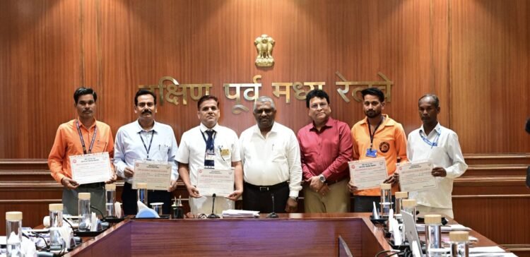 “संरक्षा के सजग प्रहरियों को महाप्रबंधक, तरुण प्रकाश ने किया सम्मानित”