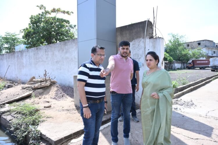 महापौर मीनल चौबे ने टाटीबंध में जलनिकासी व्यवस्था का लिया जायजा, अधिकारियों को दिए निर्देश