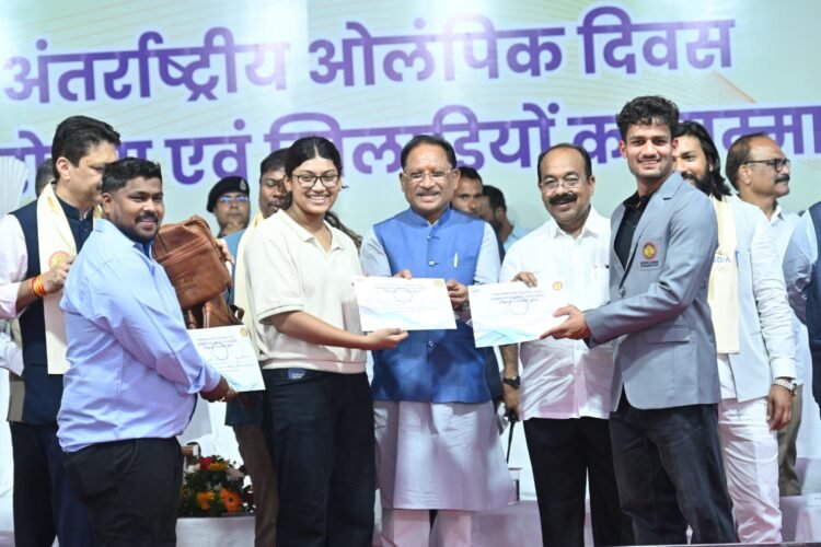 मुख्यमंत्री साय ने खिलाड़ियों का बढ़ाया उत्साह: 2036 पौधों के रोपण से ओलंपिक मेजबानी के संकल्प को दी नई ऊर्जा