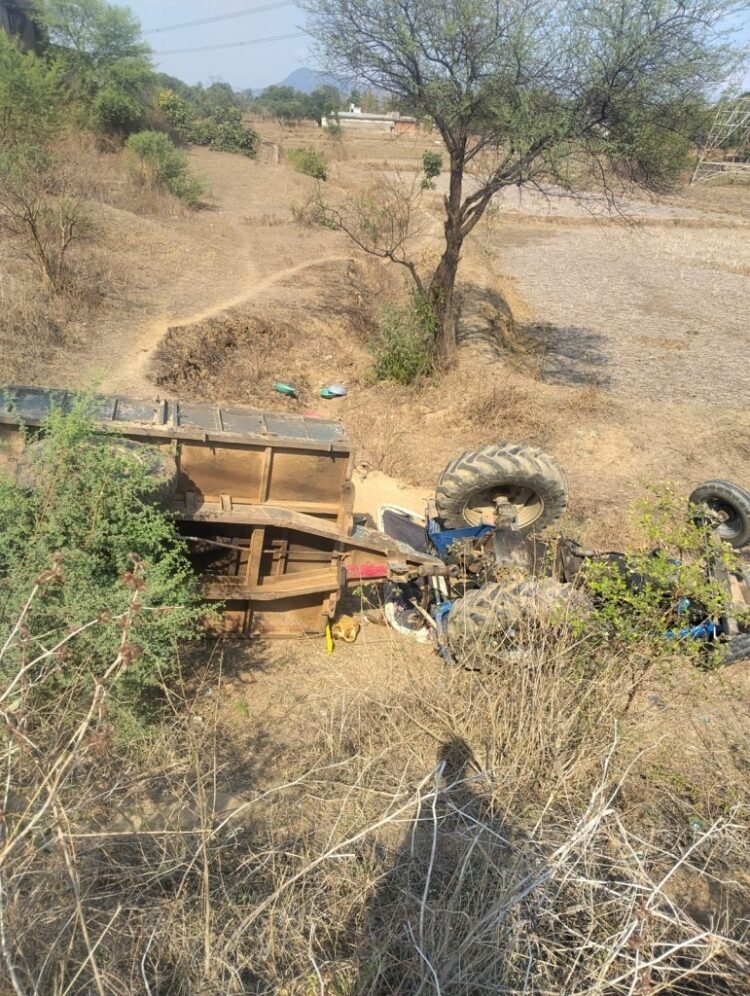 अवैध रेत तस्करी के दौरान पलटा ट्रैक्टर, युवक की मौत; दो गंभीर घायल