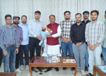 मुख्यमंत्री साय ने यूपीएससी प्रारंभिक परीक्षा में सफल ट्राइबल यूथ हॉस्टल के विद्यार्थियों से की मुलाकात