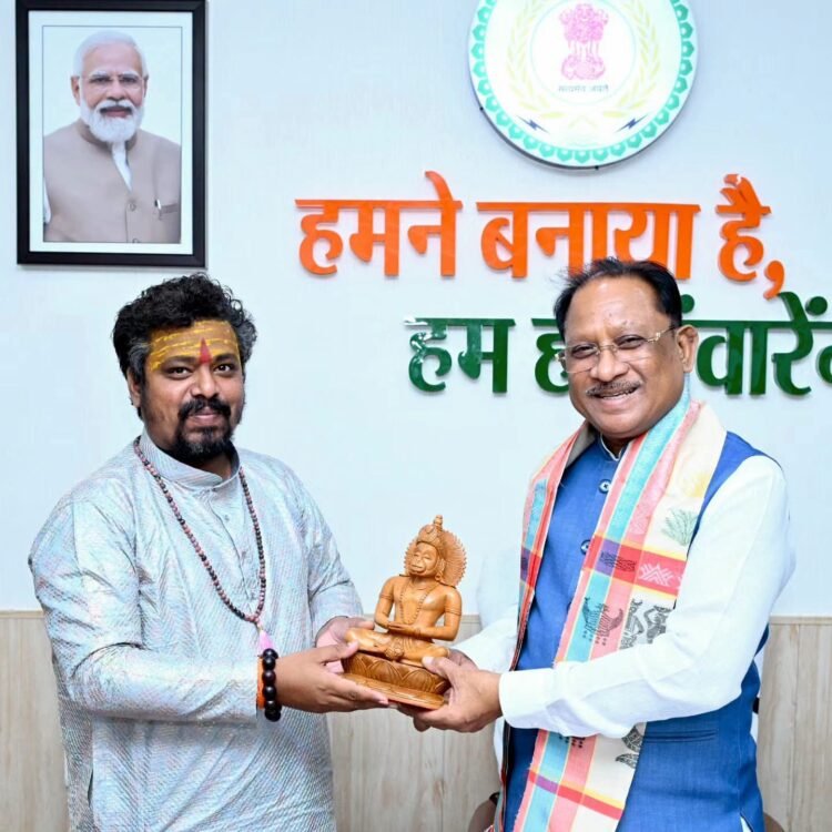 मुख्यमंत्री विष्णु देव साय से परम पूज्य डॉ. प्रेमासाई महाराज की सौजन्य भेंट