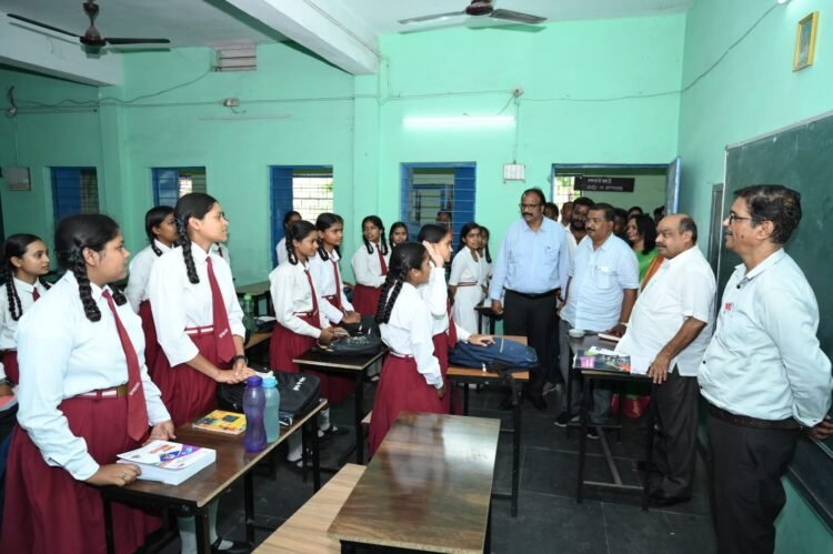 विद्यालय भवन का निरीक्षण करने पहुंचे विधायक पुरंदर मिश्रा, नए भवन निर्माण का दिया भरोसा