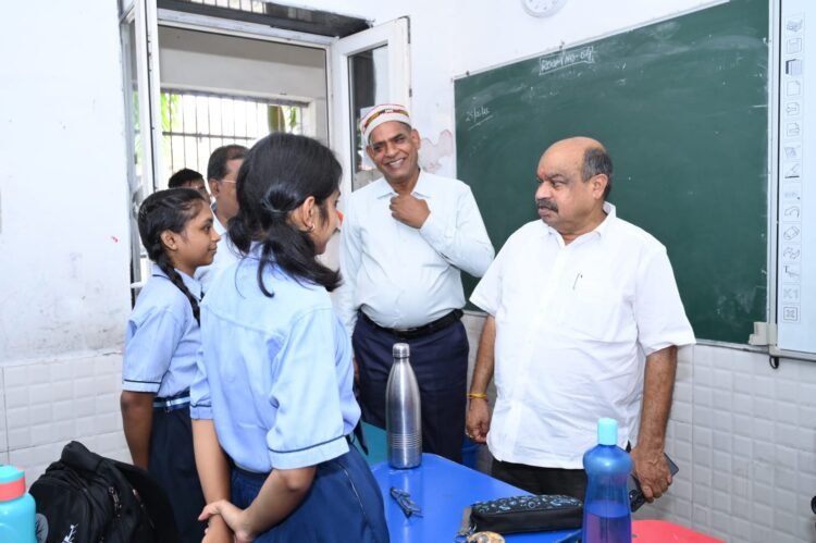 शहीद स्मारक स्कूल फाफाडीह पहुंचे विधायक पुरंदर मिश्रा, व्यवस्थाओं का लिया जायजा