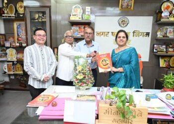 महापौर मीनल चौबे का सरयूपारीण ब्राह्मण समाज ने किया सम्मान, ‘तुलसी दर्पण’ की प्रति भेंट