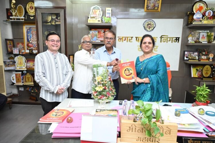 महापौर मीनल चौबे का सरयूपारीण ब्राह्मण समाज ने किया सम्मान, ‘तुलसी दर्पण’ की प्रति भेंट